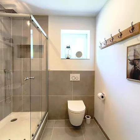 Exclusive 85 Qm Wohnung, Offener Loft-charakter, 24-std Check-in, Separater Eingang, Parkplatz, 6 Personen, 3 Schlafzimmer, Familien- Geschaeftswohnung, Wlan 公寓 *
