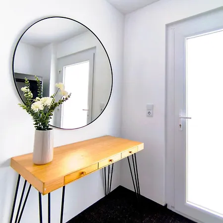 Exclusive 85 Qm Wohnung, Offener Loft-charakter, 24-std Check-in, Separater Eingang, Parkplatz, 6 Personen, 3 Schlafzimmer, Familien- Geschaeftswohnung, Wlan 公寓 *
