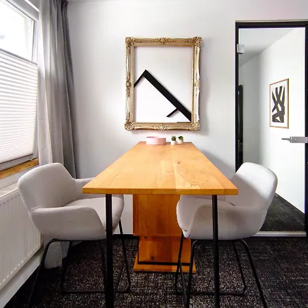Exclusive 85 Qm Wohnung, Offener Loft-charakter, 24-std Check-in, Separater Eingang, Parkplatz, 6 Personen, 3 Schlafzimmer, Familien- Geschaeftswohnung, Wlan 公寓 *