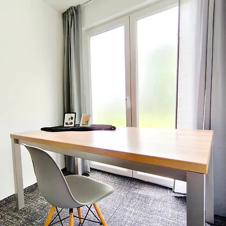 Exclusive 85 Qm Wohnung, Offener Loft-charakter, 24-std Check-in, Separater Eingang, Parkplatz, 6 Personen, 3 Schlafzimmer, Familien- Geschaeftswohnung, Wlan *
