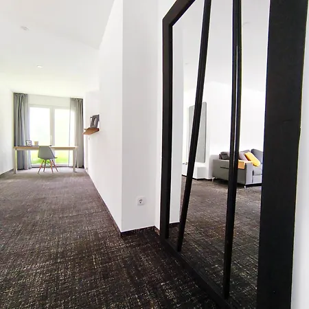 Exclusive 85 Qm Wohnung, Offener Loft-charakter, 24-std Check-in, Separater Eingang, Parkplatz, 6 Personen, 3 Schlafzimmer, Familien- Geschaeftswohnung, Wlan 公寓 *